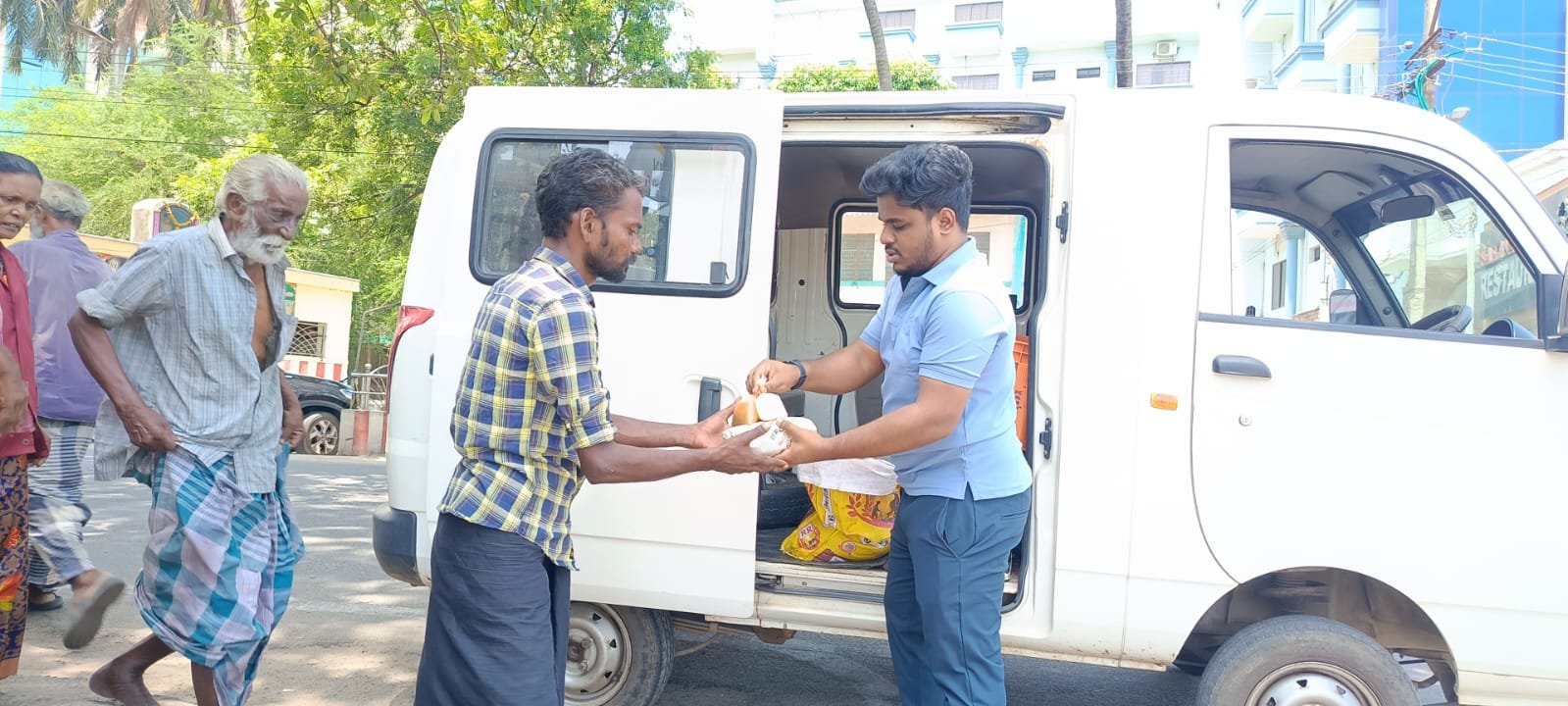 Feed Nation Foundation volunteers distributing food in Nagercoil, Tamil Nadu