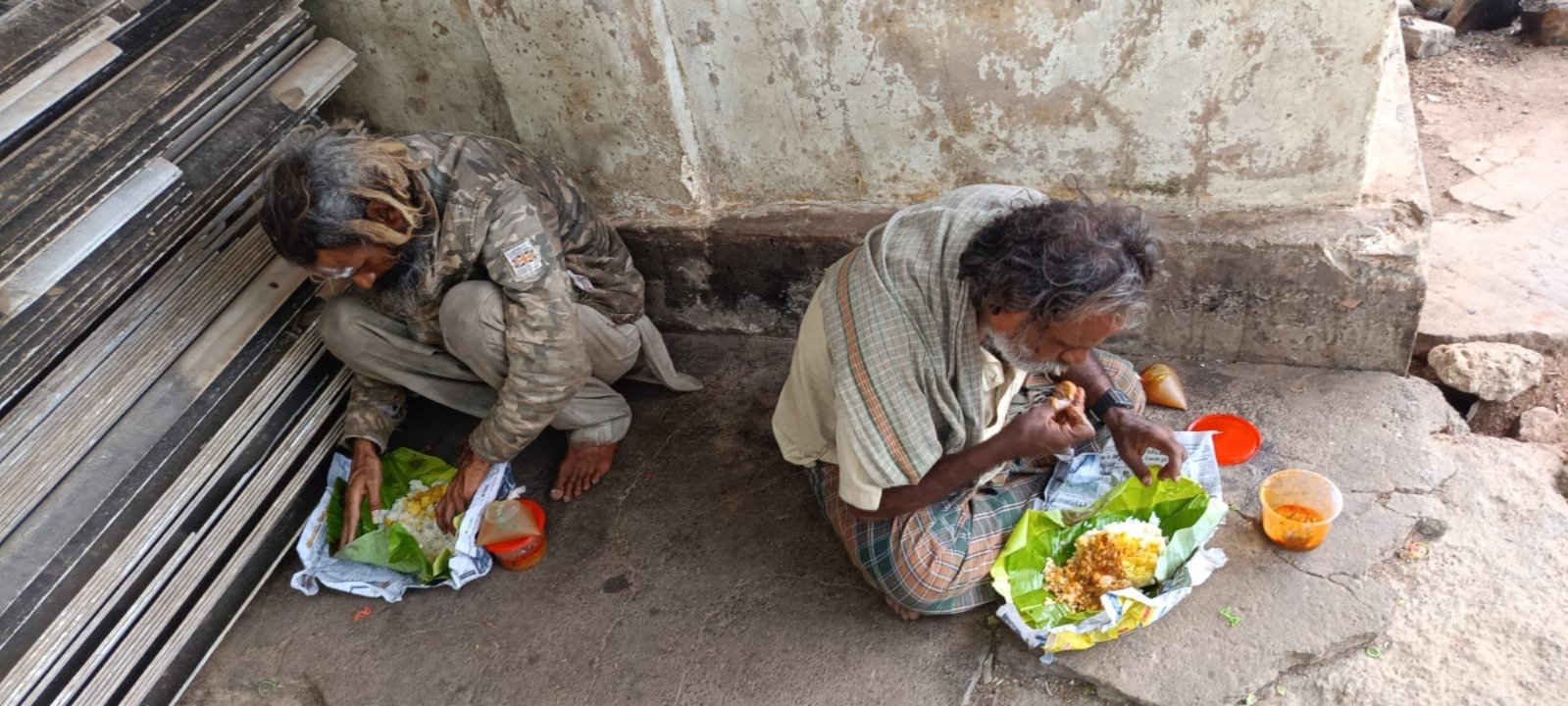 Feed Nation Foundation volunteers serving a mid-day meal to destitute people in Nagercoil, Tamil Nadu